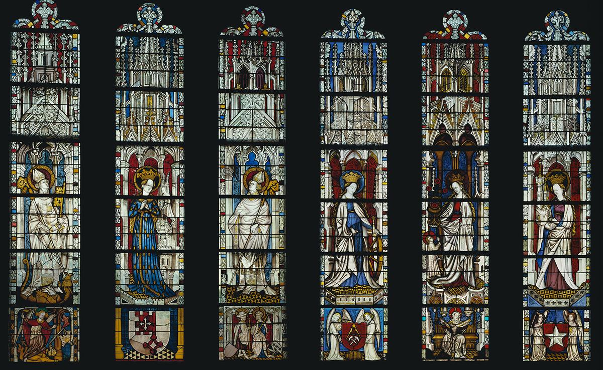 Bức tranh kính “The Virgin Mary and Five Standing Saints above Predella Panels” (Đức Trinh Nữ Maria và Năm Vị Thánh đứng bên trên các tấm họa bệ thờ), năm 1440–1446, của nghệ sĩ khuyết danh người Đức. Kính nồi kim loại (Pot-metal glass), kính trắng, sơn thủy tinh, nhuộm bạc; mỗi cửa sổ có kích thước 12 feet (~3,6m), 4 1/2 inch x 2 feet (~11,4cm x 61cm), 4 1/4 inch (~10,8cm). Bộ sưu tập Cloisters, Bảo tàng Nghệ thuật Metropolitan, thành phố New York. (Ảnh: Tài liệu công cộng)