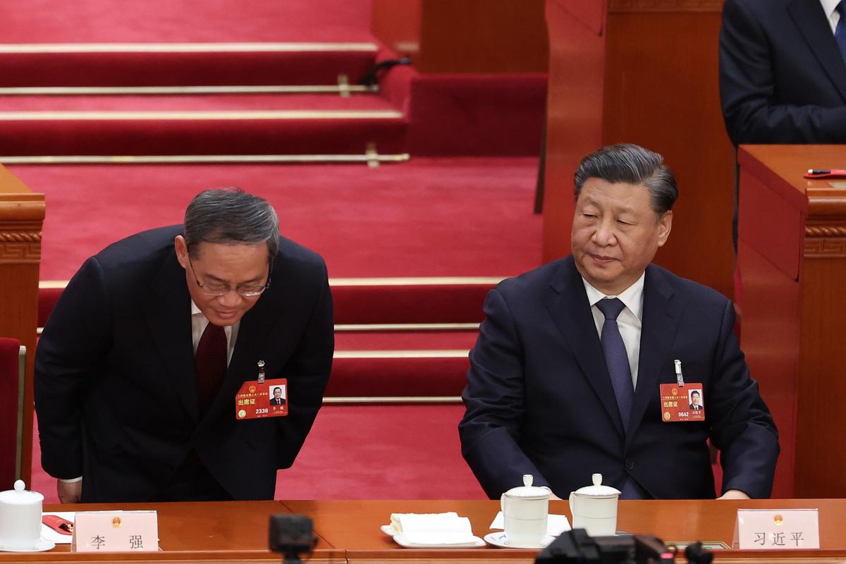 Thủ tướng Trung Quốc Lý Cường (bên trái) cúi chào đại diện các ban ngành trong lễ khai mạc phiên họp toàn thể lần thứ tư của Đại hội Đại biểu Nhân dân Toàn quốc tại Bắc Kinh, Trung Quốc, hôm 11/03/2023. (Ảnh: Lintao Zhang/Getty Images)