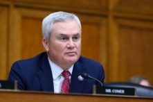 Chủ tịch Ủy ban Giám sát Hạ viện James Comer (Cộng Hòa-Kentucky) nói trong một phiên điều trần tại Capitol Hill ở Hoa Thịnh Đốn, hôm 13/06/2023. (Ảnh: Mandel Ngân/AFP qua Getty Images)