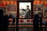 Người dân đứng trước ảnh của lãnh đạo Trung Quốc Tập Cận Bình tại Bảo tàng Đảng Cộng sản Trung Quốc ở Bắc Kinh hôm 04/09/2022. (Ảnh: Noel Celis/AFP qua Getty Images)