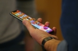 Khách hàng xem các mẫu iPhone tại cửa hàng Apple ở Sydney, Úc, vào ngày 20/09/2019. (Ảnh: Jason McCawley/Getty Images)