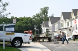 Biển hiệu “Rao bán” được treo trước một ngôi nhà mới trong một khu phát triển nhà ở khi một nhân viên bảo trì đang quét dọn đường phố ở Fairfax, Virginia, hôm 22/08/2023. (Ảnh: Andrew Caballero-Reynolds/AFP qua Getty Images)