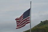 Quốc kỳ của Hoa Kỳ tại tòa nhà Đại sứ quán Hoa Kỳ trong ảnh hồ sơ. (Ảnh: Adek Berry/AFP qua Getty Images)