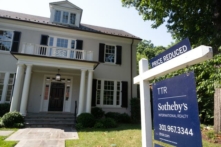 Một ngôi nhà được rao bán ở Arlington, Virginia, ngày 13/07/2023. (Ảnh: Saul Loeb/AFP qua Getty Images)