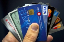 Thẻ tín dụng ở Montreal, ngày 12/12/2012. (Ảnh: The Canadian Press/Ryan Remiorz)
