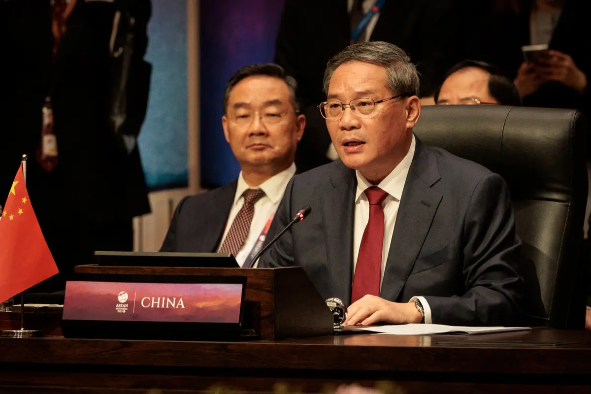 Thủ tướng Trung Quốc Lý Cường diễn thuyết trong Hội nghị Thượng đỉnh ASEAN-Trung Quốc lần thứ 26 tại Hội nghị Cấp cao ASEAN lần thứ 43 ở Jakarta hôm 06/09/2023. (Ảnh: Yasuyoshi Chiba/POOL/AFP thông qua Getty Images)