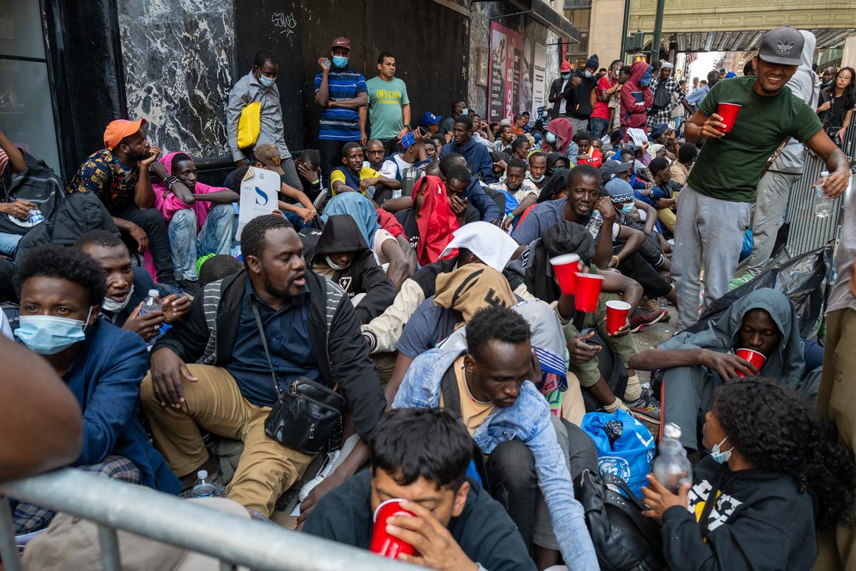 Hàng chục người nhập cư bất hợp pháp mới đến cắm trại bên ngoài khách sạn Roosevelt New York, ở thành phố New York, hôm 01/08/2023. (Ảnh: Spencer Platt/Getty Images)