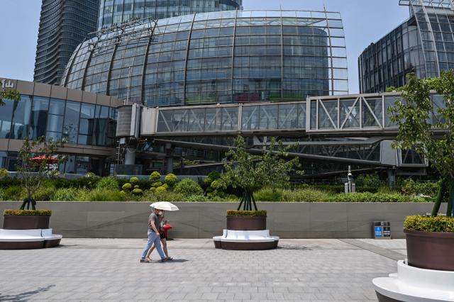 Biển hiệu công ty đã bị gỡ bỏ (bên trái trên cùng) trong một bức hình chụp toàn cảnh tòa nhà Trung tâm Evergrande không có người ở Thượng Hải hôm 27/07/2022. (Ảnh: Hector Retamal/AFP qua Getty Images)