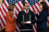 Chủ tịch Hạ viện Nancy Pelosi (Dân Chủ-California) chủ trì nghi thức tuyên thệ tại Hạ viện cho Dân biểu Mary Peltola (Dân Chủ-Alaska) trong một buổi lễ tuyên thệ nhậm chức ở Capitol Hill tại Hoa Thịnh Đốn, vào ngày 13/09/2022. (Ảnh: Jose Luis Magana/AP Photo)