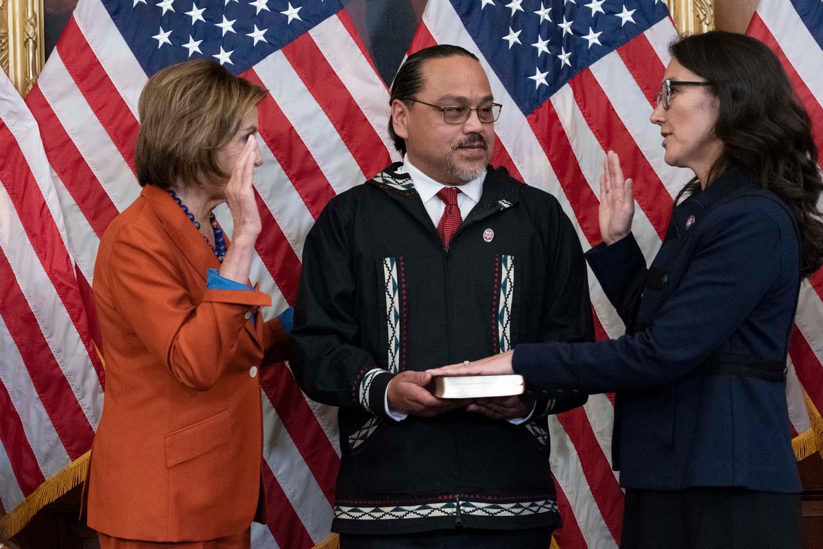 Chủ tịch Hạ viện Nancy Pelosi (Dân Chủ-California) chủ trì nghi thức tuyên thệ tại Hạ viện cho Dân biểu Mary Peltola (Dân Chủ-Alaska) trong một buổi lễ tuyên thệ nhậm chức ở Capitol Hill tại Hoa Thịnh Đốn, vào ngày 13/09/2022. (Ảnh: Jose Luis Magana/AP Photo)