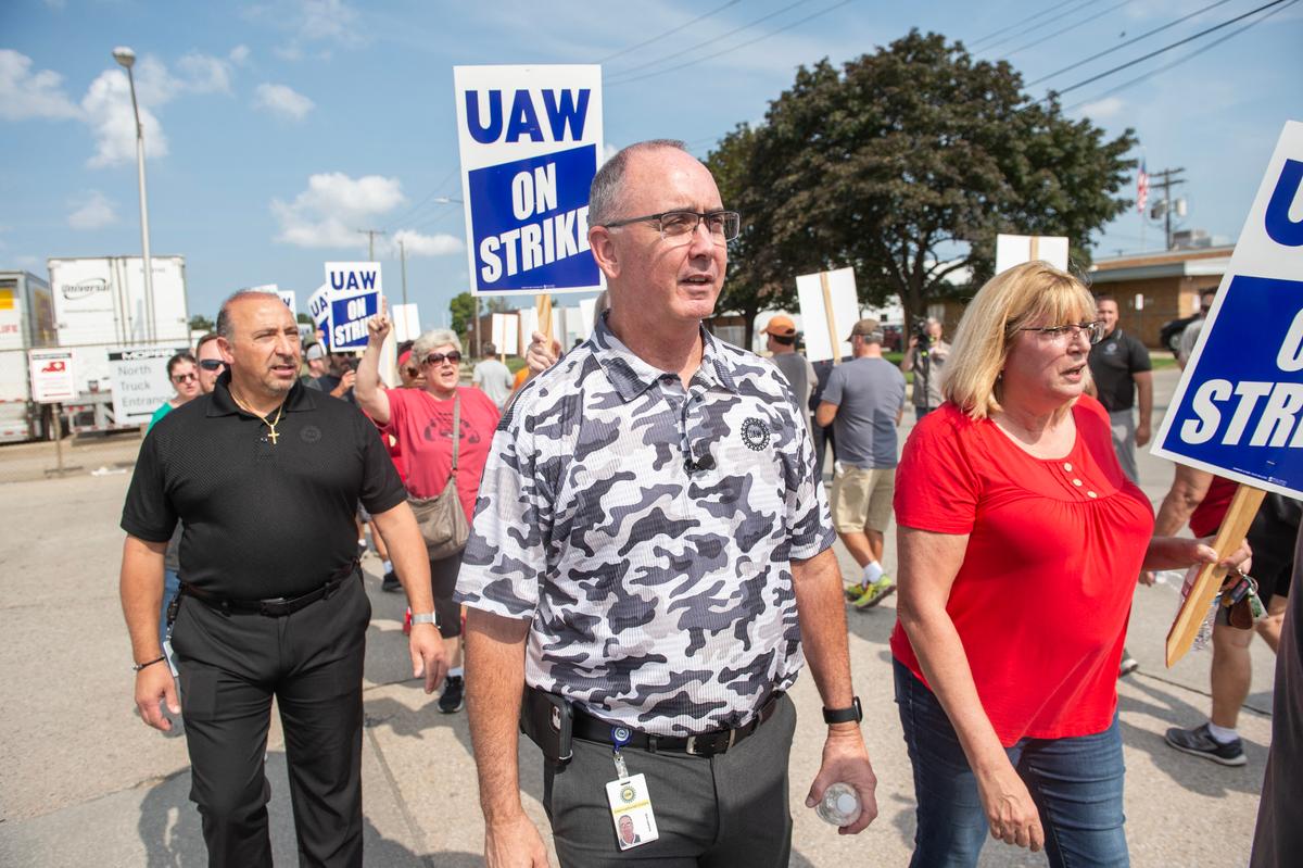 Chủ tịch UAW Shawn Fain cùng các thành viên nghiệp đoàn biểu tình bên ngoài trung tâm phân phối phụ tùng Stellantis ở Center Line, Michigan, hôm 22/09/2023. (Ảnh: Matthew Hatcher/AFP qua Getty Images)