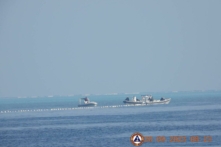 Các tàu Hải cảnh Trung Quốc áp sát hàng rào nổi gần Bãi cạn Scarborough ở Biển Đông, vào ngày 20/09/2023. (Ảnh: Hải cảnh Philippines/Tài liệu qua Reuters)