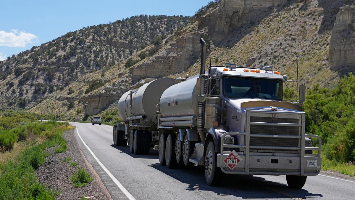 Một chiếc xe tải chở dầu vận chuyển dầu qua Lưu vực Uinta phía nam Duchesne, Utah, hôm 13/07/2023. (Ảnh: Rick Bowmer/AP Photo)