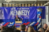 Ông Robert F. Kennedy Jr. diễn thuyết trước những người ủng hộ tại lễ khai trương văn phòng New Jersey của ông ở Elizabeth hôm 28/09/2023. (Ảnh: Jeff Louderback/The Epoch Times)