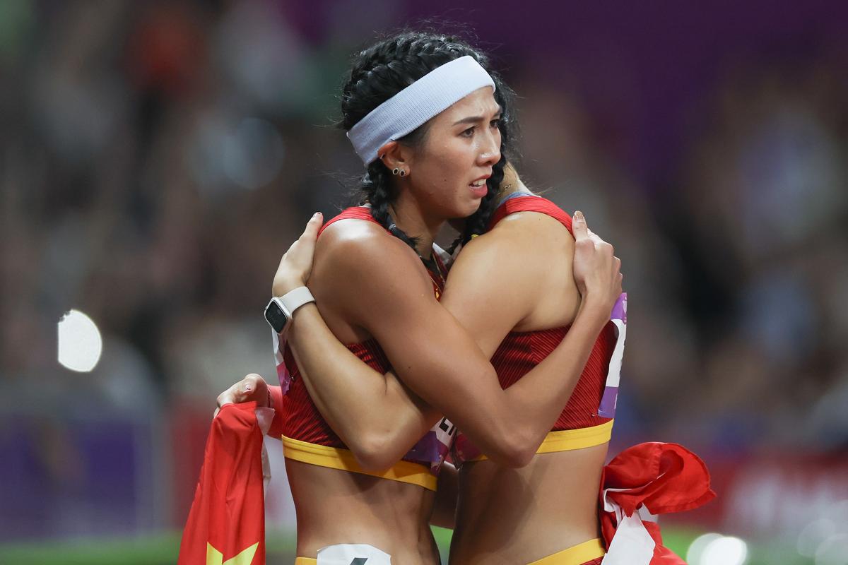 Trung Quốc: Ảnh hai nữ vận động viên ôm nhau bị kiểm duyệt vì gợi nhớ đến vụ thảm sát năm 1989