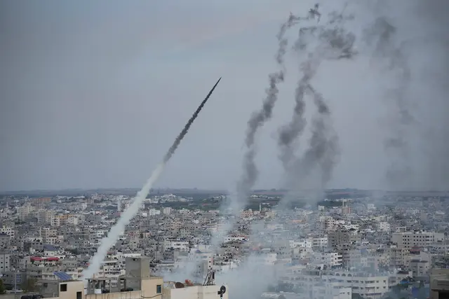Tổ chức khủng bố Hamas phóng hỏa tiễn từ Dải Gaza về phía Israel, ở Gaza, hôm 07/10/2023. (Ảnh: AP Photo/Hatem Moussa)