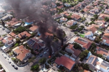Ảnh chụp từ trên không cho thấy nhiều xe hơi bốc cháy khi bị trúng những hỏa tiễn được phóng từ Dải Gaza, vào Ashkelon, miền nam Israel, hôm 07/10/2023. (Ảnh: Ilan Rosenberg/Reuters)