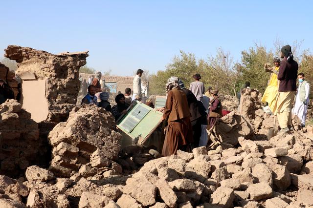 Những người đàn ông Afghanistan dọn dẹp đống đổ nát sau trận động đất ở huyện Zenda Jan thuộc tỉnh Herat, phía tây Afghanistan, hôm 08/10/2023. (Ảnh: Omid Haqjoo/AP Photo)