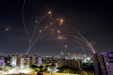 Hệ thống chống phi đạn Iron Dome của Israel đánh chặn hỏa tiễn phóng từ Dải Gaza, nhìn từ Ashkelon ở miền nam Israel hôm 08/10/2023. (Ảnh: Reuters/Amir Cohen)
