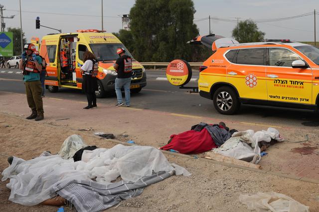 Thi thể của những thường dân thiệt mạng trong các cuộc tấn công khủng bố của Hamas được nhìn thấy ở thành phố Sderot phía nam Israel hôm 07/10/2023. (Ảnh: Baz Ratner/AFP qua Getty Images)
