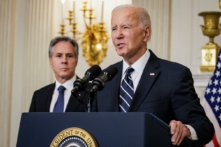 Tổng thống Joe Biden cùng Ngoại trưởng Antony Blinken có bài diễn văn về các cuộc tấn công ở Israel từ Phòng Quốc Yến của Tòa Bạch Ốc ở thủ đô Hoa Thịnh Đốn, hôm 07/10/2023. (Ảnh: Samuel Corum/Getty Images)