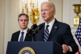 Tổng thống Joe Biden, cùng với Ngoại trưởng Antony Blinken, nói về các cuộc tấn công ở Israel từ Phòng Quốc yến của Tòa Bạch Ốc ở Thủ đô Hoa Thịnh Đốn, hôm 07/10/2023.  (Ảnh: Samuel Corum/Getty Images)