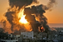 Ngọn lửa bùng lên lúc bình minh ở Khan Yunish sau một cuộc không kích của Israel vào các mục tiêu ở phía nam dải Gaza, sáng sớm ngày 12/05/2021. (Ảnh: Youssef Massoud/AFP qua Getty Images)