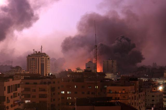 Một quả cầu lửa phát nổ trong cuộc oanh tạc của Israel vào Thành phố Gaza hôm 09/10/2023. Israel đã áp dụng chiến lược bao vây hoàn toàn Dải Gaza hôm 09/10 và cắt nguồn cung cấp nước trong khi tiếp tục nã bom các mục tiêu ở khu vực đông người Palestine để đáp trả cuộc tấn công bất ngờ của Hamas mà họ so sánh với vụ tấn công 11/09. (Ảnh: Mahmud Hams/AFP qua Getty Images)