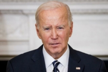 Tổng thống Joe Biden diễn thuyết về các cuộc tấn công khủng bố ở Israel từ Phòng Quốc yến tại Tòa Bạch Ốc ở Hoa Thịnh Đốn, hôm 07/10/2023. (Ảnh: Samuel Corum/Getty Images)