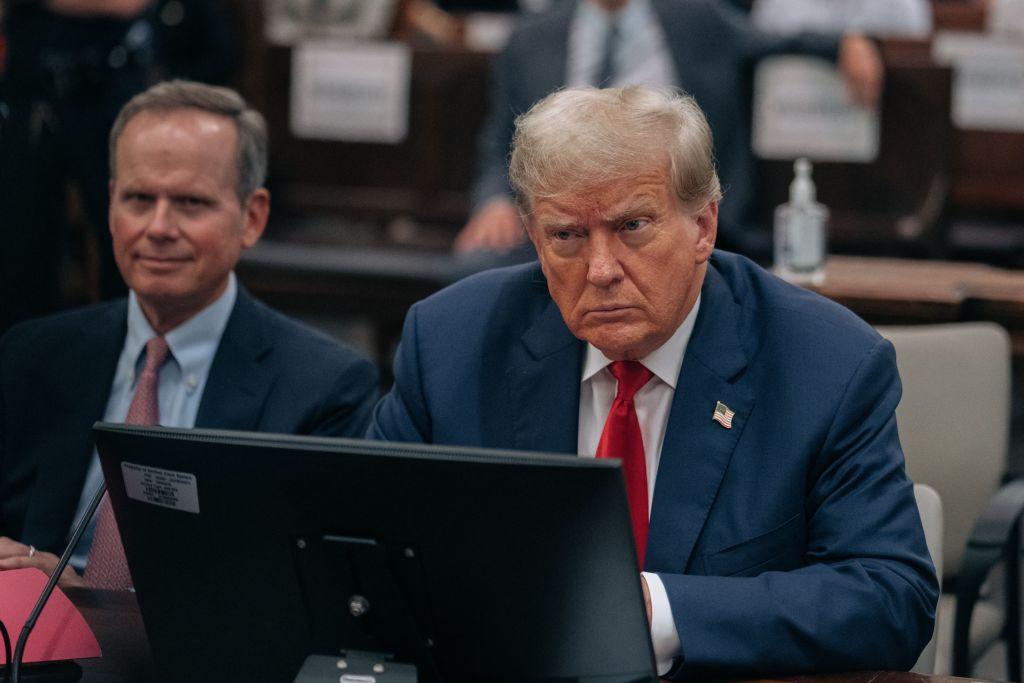 Cựu Tổng thống Donald Trump ngồi trong phòng xử án trong ngày thứ ba của phiên tòa xét xử gian lận dân sự ở New York, hôm 04/10/2023. (Ảnh: Jeenah Moon/Pool/AFP qua Getty Images)