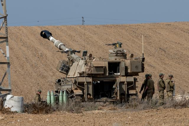 Lính pháo binh IDF chuẩn bị xung quanh xe thiết giáp của họ ở Netivot, Israel, hôm 10/10/2023. (Ảnh: Alexi J. Rosenfeld/Getty Images)