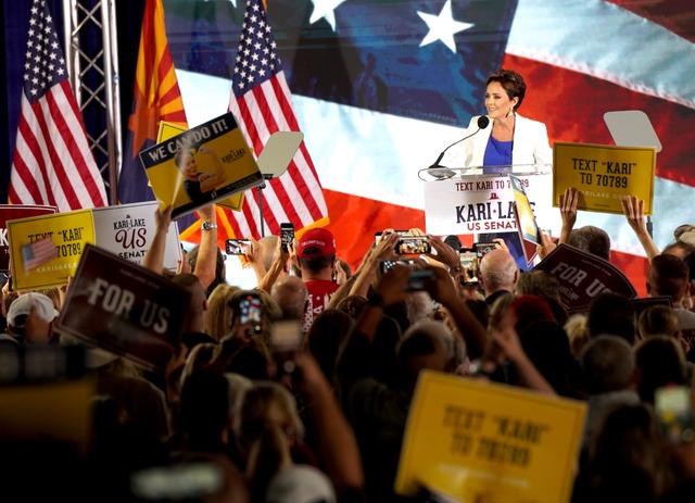 Thành viên Đảng Cộng Hòa Arizona Kari Lake nói trước đám đông người ủng hộ ở Scottsdale, Arizona, hôm 10/10/2023. (Ảnh: Allan Stein/The Epoch Times)