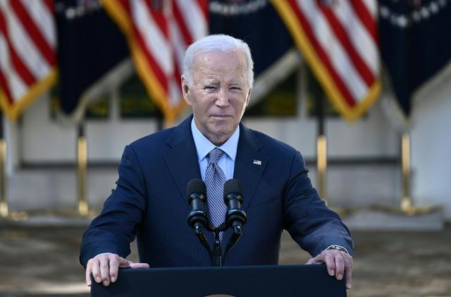 Tổng thống Joe Biden công bố các hành động mới nhằm bảo vệ người tiêu dùng khỏi các khoản phí rác ẩn trong Vườn Hồng của Tòa Bạch Ốc hôm 11/10/2023. (Ảnh: Brendan Smialowski/AFP qua Getty Images)