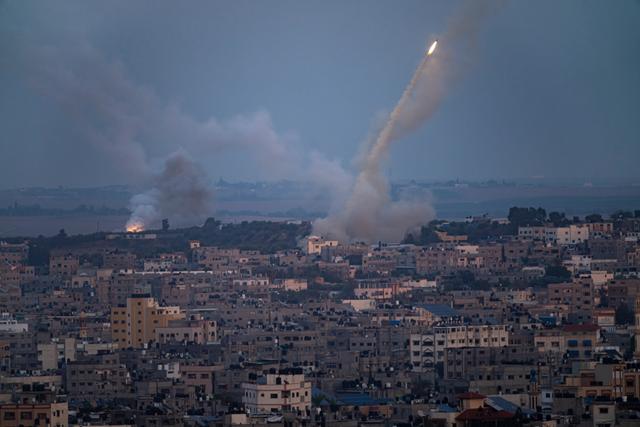 Hỏa tiễn được bắn từ Dải Gaza về phía Israel, hôm 11/10/2023. (Ảnh: Fatima Shbair/AP Photo)
