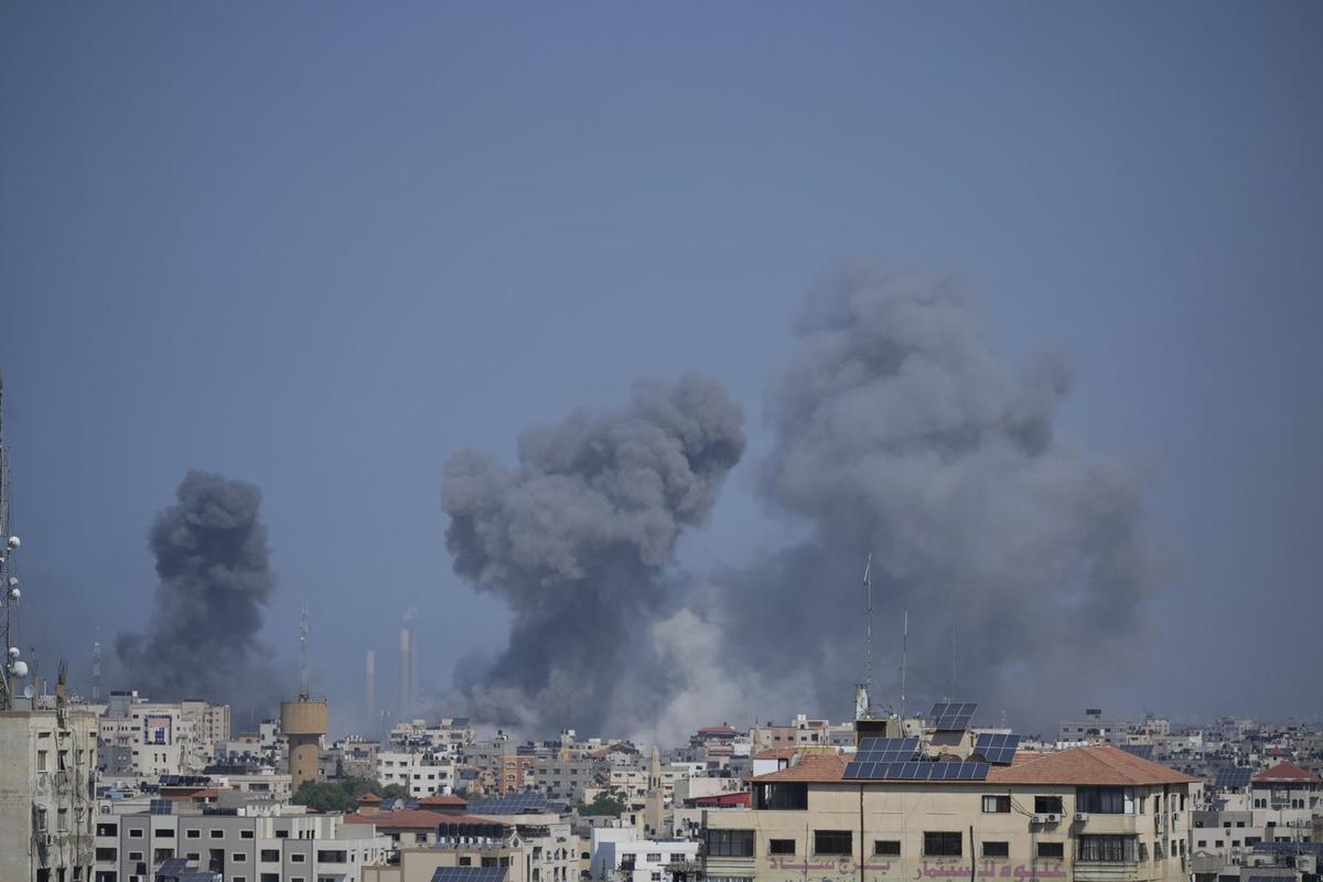 Khói bốc lên sau cuộc không kích của Israel vào thành phố Gaza, hôm 12/10/2023. (Ảnh: The Canadian Press/AP/Hatem Moussa)