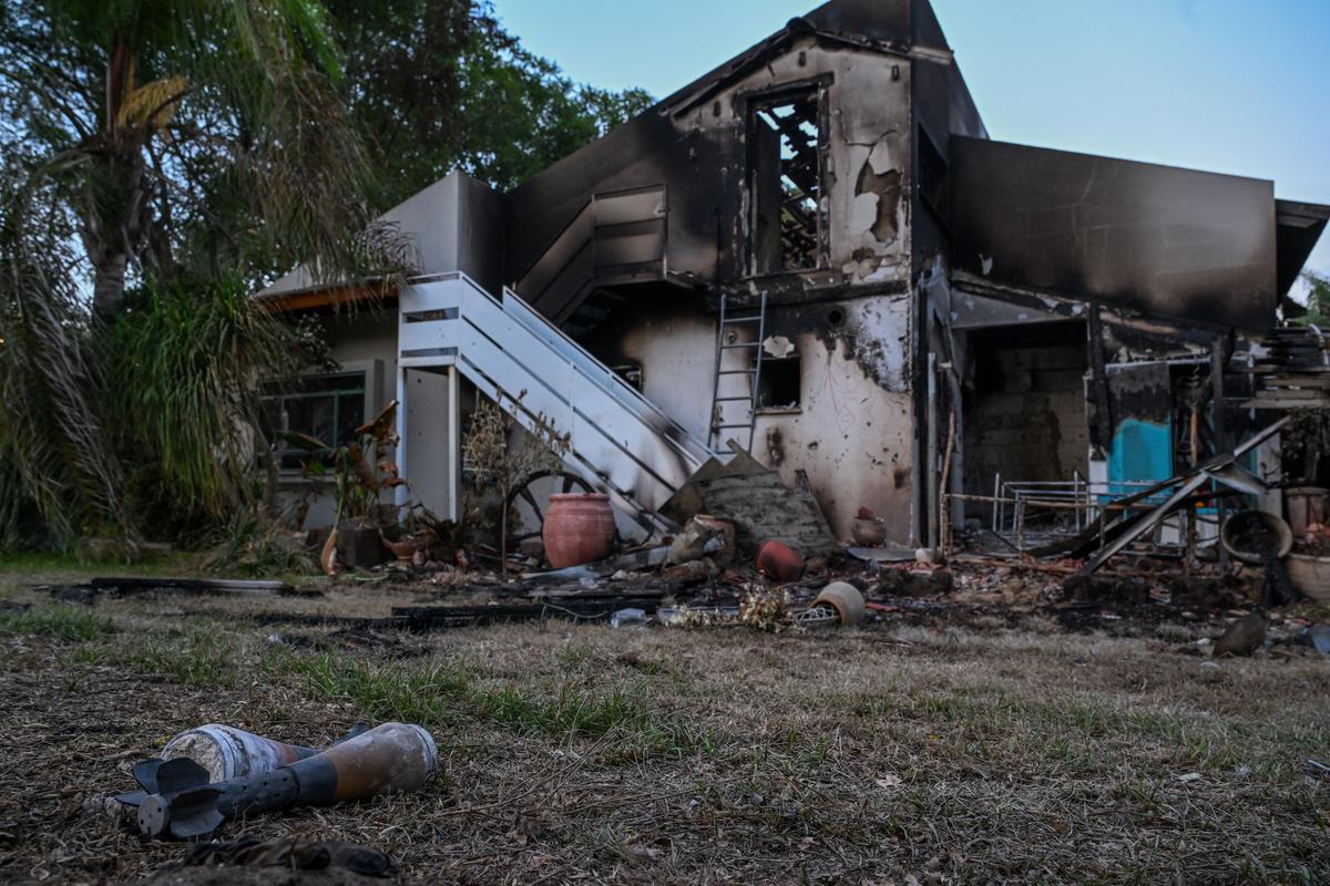 Vỏ hỏa tiễn bị bỏ lại trên bãi cỏ bên ngoài một ngôi nhà, hôm 11/10/2023. Thường dân và binh lính bị lực lượng khủng bố Hamas sát hại vài ngày trước đó ở Be’eri, Israel. (Ảnh: Alexi J. Rosenfeld/Getty Images)