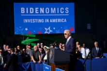 Tổng thống Joe Biden nói về trường phái kinh tế Biden (Bidenomics), công bố các khoản đầu tư sản xuất sạch vào các trung tâm hydro sạch trong khu vực tại bến tàu Tioga ở Philadelphia, Pennsylvania, hôm 13/10/2023. (Ảnh: Madalina Vasiliu/The Epoch Times)