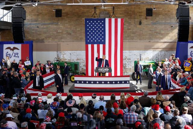 Cựu Tổng thống Hoa Kỳ kiêm ứng cử viên Tổng thống năm 2024 Donald Trump trình bày tại sự kiện Nhóm Trump Iowa Cam kết Cuộc họp bầu tại Đại hội Gia súc Quốc gia ở Waterloo, Iowa, hôm 07/10/2023. (Anhr: Kamil Krzaczynski/AFP qua Getty Images)