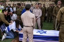 Thân nhân của binh sĩ người Israel gốc Pháp Eli Valentin Ghenassia, người đã thiệt mạng trong trận chiến tại Kibbutz Beeri trong cuộc xâm nhập của phiến quân Hamas, khóc thương trong đám tang của anh tại nghĩa trang Mount Herzl ở Jerusalem hôm 12/10/2023. (Ảnh: Ronaldo Schemidt/AFP/Getty Hình ảnh)