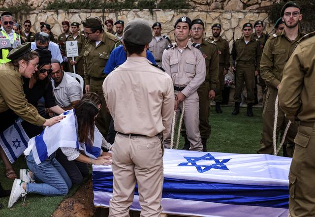 Thân nhân của binh sĩ người Israel gốc Pháp Eli Valentin Ghenassia, người đã thiệt mạng trong trận chiến tại Kibbutz Beeri trong cuộc xâm nhập của phiến quân Hamas, khóc thương trong đám tang của anh tại nghĩa trang Mount Herzl ở Jerusalem hôm 12/10/2023. (Ảnh: Ronaldo Schemidt/AFP/Getty Hình ảnh)