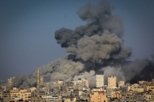 Khói cuộn lên trong cuộc không kích của Israel vào các mục tiêu của Hamas ở thành phố Gaza hôm 12/10/2023. (Ảnh: Mahmud Hams/AFP qua Getty Images)