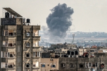 Một đám khói bốc lên trong cuộc tấn công của Israel ở Rafah, phía nam Dải Gaza, hôm 19/10/2023. (Ảnh: Khatib/AFP qua Getty Images)