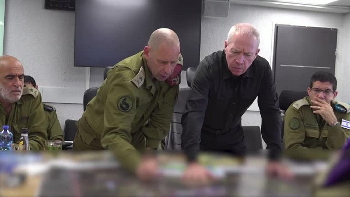 Bộ trưởng Quốc phòng Israel Yoav Gallant họp bàn với quân sĩ ở gần biên giới với Gaza, hôm 19/10/2023. (Ảnh: Bộ Quốc phòng Israel qua Reuters)