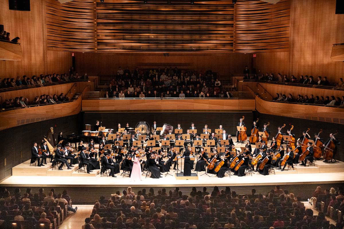 Khán giả lần đầu tiên thưởng thức hòa nhạc cảm động trước Dàn nhạc Giao hưởng Shen Yun: ‘Tất cả các giác quan của bạn đều được đánh thức’