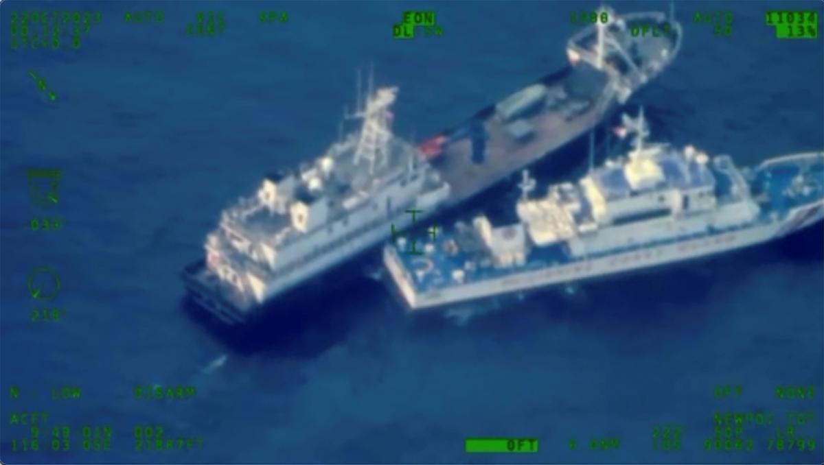 Một tàu dân quân Trung Quốc, phía trên, và tàu tuần duyên Philippines BRP Cabra khi họ tiếp cận Bãi cạn Second Thomas, người địa phương gọi là Bãi cạn Ayungin (Bãi Cỏ Mây), tại Biển Đông đang tranh chấp hôm 22/10/2023. (Ảnh: Lực lượng vũ trang Philippines qua AP)