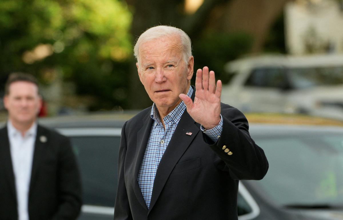 Tổng thống Joe Biden vẫy tay khi rời Nhà thờ Công giáo St. Edmond ở Bãi biển Rehoboth, Delaware, hôm 21/10/2023. (Ảnh: Kent Nishimura/AFP qua Getty Images)