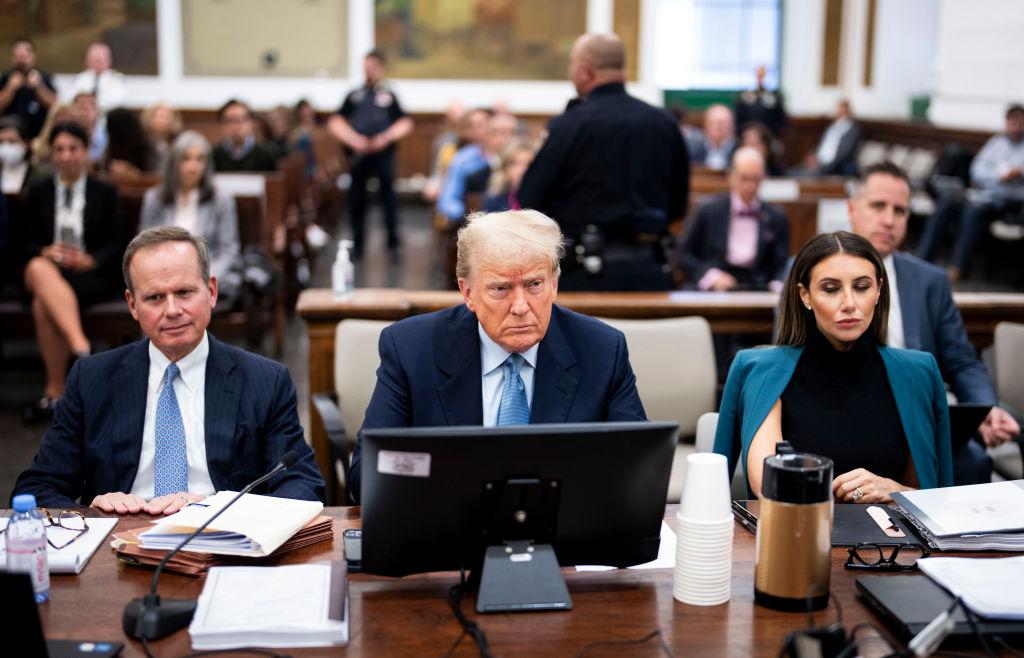 Cựu Tổng thống Donald Trump ngồi trong phòng xử án cùng các luật sư Christopher Kise (trái) và Alina Habba trong phiên tòa xét xử gian lận dân sự tại Tòa án Tối cao Tiểu bang New York ở thành phố New York hôm 18/10/2023. (Ảnh: Doug Mills-Pool/Getty Images)