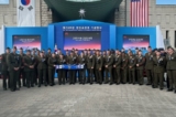 Các thành viên của Lực lượng Thủy quân lục chiến Hoa Kỳ tại Nam Hàn chụp hình trước sân khấu sau Lễ kỷ niệm lần thứ 73 Trận hồ Trường Tân (Chosin), ở Seoul, Nam Hàn, hôm 12/10/2023. (Ảnh: Trung úy Tyler Judd, Thủy quân Lục chiến Hoa Kỳ)
