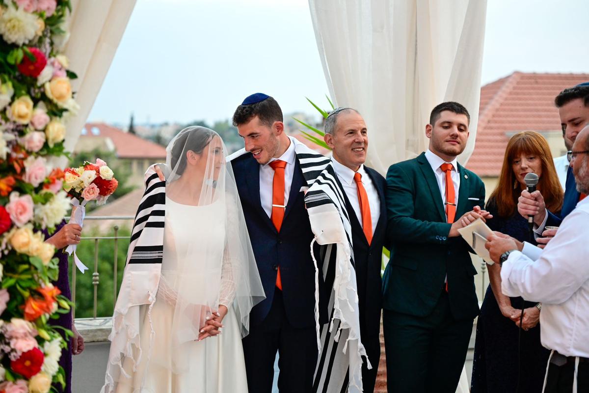 Cặp đôi Aaron và Tamar Greene kết hôn trên sân thượng ở Jerusalem hôm 09/10/2023, hai ngày sau khi Hamas tàn sát 1,400 người Israel. (Ảnh: Được đăng dưới sự cho phép của anh Aaron Greene)