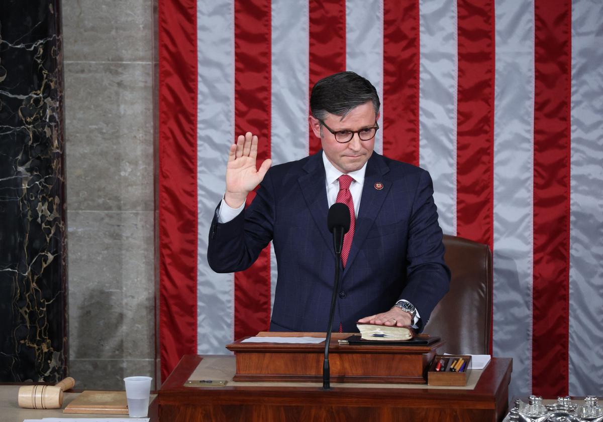Chủ tịch Hạ viện mới đắc cử Mike Johnson (Cộng Hòa-Louisiana) tuyên thệ nhậm chức tại Tòa nhà Quốc hội Hoa Kỳ ở Hoa Thịnh Đốn hôm 25/10/2023. (Ảnh: Tom Brenner/AFP qua Getty Images)
